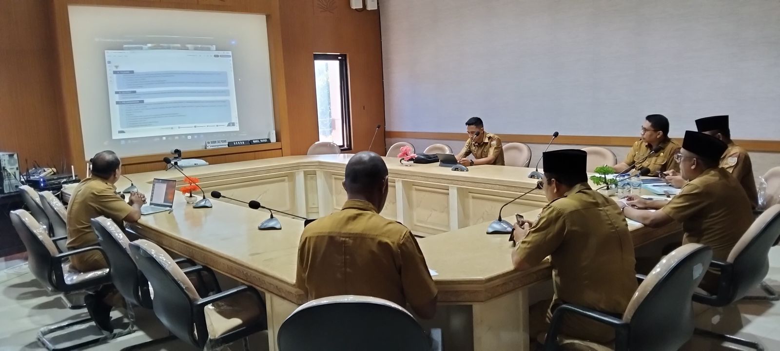 Pemerintah Kabupaten Maluku Tengah Mengikuti Kegiatan Zoom Meeting Dalam Rangka Persiapan Asistensi Guna Mendukung Pencapaian 9 Fokus Utama Kementerian Dalam Negeri Republik Indonesia