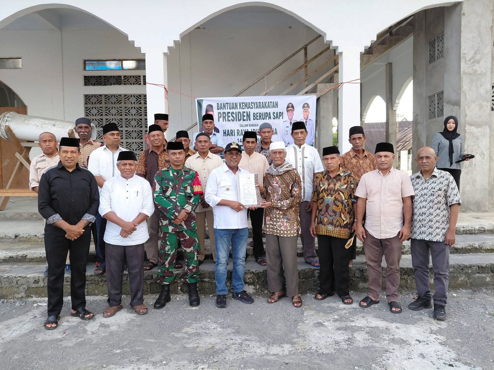 Pemerintah Kabupaten Maluku Tengah Menyalurkan Bantuan Kemasyarakatan Presiden RI Berupa Sapi Qurban untuk Masyarakat Tehoru Jelang Idul Adha 1447 H